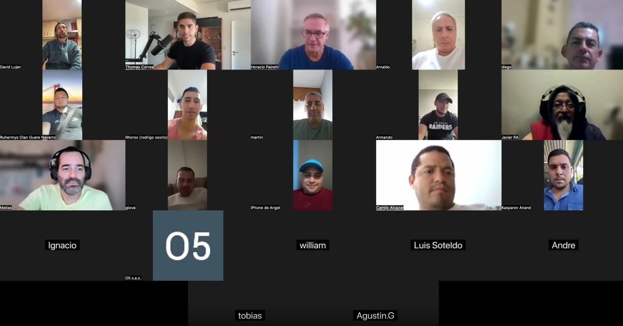Thomas Correa junto a sus alumnos de Crypto Brainy